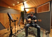 Tim Langedijk neemt akoestisch gitaar op