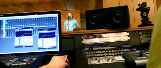 Producer samen met studio-engineer in de studio